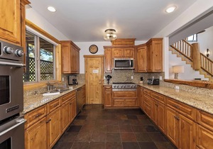 Mountain Chic by Destination Big Bear : Gorgeous Log Home Located in Castle Glen Estates! Game Room! Lake Views!