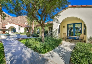 Newly Remodeled Single Story Townhome, Spanish Fountain View, Pet Friendly! - Ground Floor (H90)