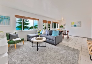 Oceanfront condo with amazing views, outdoor entertaining, cross street to beach