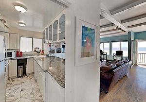 Oceanfront Silicon Beach Retreat w/ Private Balcony: Near LAX Airport