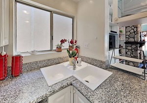 Oceanfront Silicon Beach Retreat w/ Private Balcony: Near LAX Airport