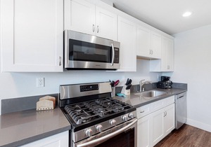 Oceanside Family-Friendly Condo with Beach Access, WiFi & Courtyard with Grills