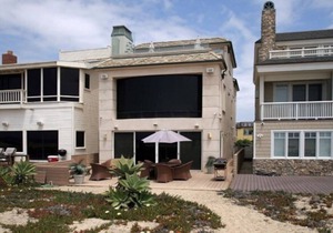 ON THE SAND! Beachfront Huntington Beach 3bd home! Walk out of house on sand!