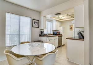 One Bedroom Fully Furnished Central Palm Springs Condo