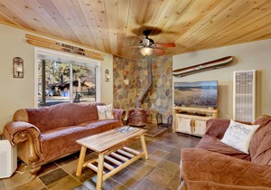 Oso Sweet by Big Bear Vacations | Cozy Sugarloaf Chalet | Hot Tub | Foosball | Darts
