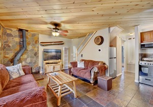 Oso Sweet by Big Bear Vacations | Cozy Sugarloaf Chalet | Hot Tub | Foosball | Darts