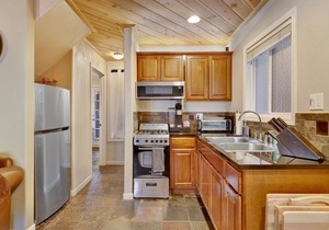 Oso Sweet by Big Bear Vacations | Cozy Sugarloaf Chalet | Hot Tub | Foosball | Darts