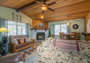 Paradise Pines - FREE Bike/Kayak Rental! - 2BR/1BA/WiFi/Netflix/Fenced yard