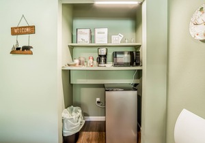 Perfect Studio Suite Near Beach & Redwoods w/ Kitchenette, Private W/D, & WiFi!