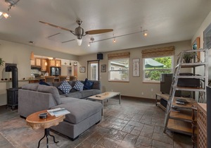 Pleasure Point walk to beaches and surf from charming, private and spacious home