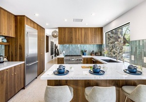 Poolside Mid-Century Paradise - Luxury Meets History: Iconic Architecture & Resort-Style Comfort