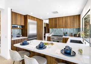 Poolside Mid-Century Paradise - Luxury Meets History: Iconic Architecture & Resort-Style Comfort
