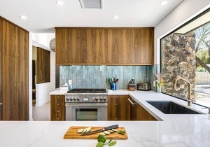 Poolside Mid-Century Paradise - Luxury Meets History: Iconic Architecture & Resort-Style Comfort