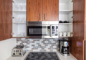 Rad Downtown Studio w/Gym, Pool, near Metro Center, by Blueground