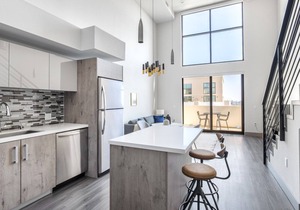 Rad Mid-Wilshire 1BR Loft w/ Gym, W/D, Pool, near Shops, by Blueground