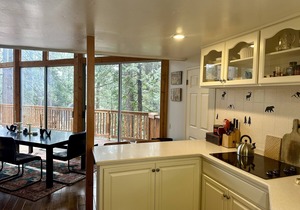 Relaxing Mountain Retreat with lots of decks and EV charging +AC