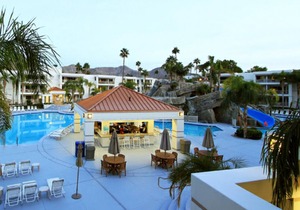 Romantic getaway Palm Canyon Resort studio unit for 2. Private; near the action.