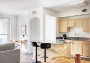 Roomy Hollywood 2BR w/Gym, Pool, nr. Chinese Theater, by Blueground