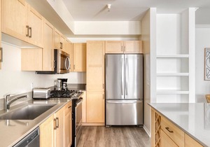 Roomy Hollywood 2BR w/Gym, Pool, nr. Chinese Theater, by Blueground