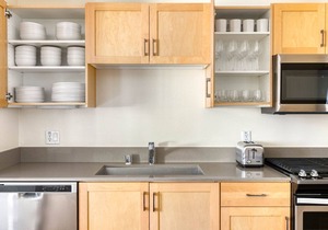 Roomy Hollywood 2BR w/Gym, Pool, nr. Chinese Theater, by Blueground
