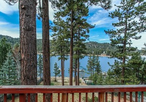 Rustic Vintage Lakefront 4BR/3BA/WiFi/Game Room/Lake Views
