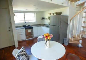 Santa Monica Modern Studio Near MONTANA ave, close to Beach, Mall, restaurants