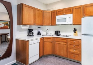 See Palm Springs and relax in this 1BD condo with resort amenities including pool/hot tub