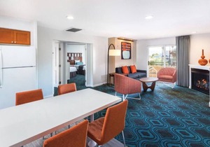See Palm Springs and relax in this 1BD condo with resort amenities including pool/hot tub