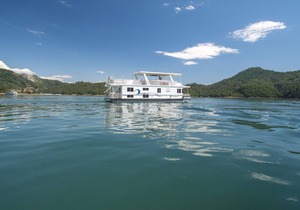 Shasta Marina at Packers Bay's Thoroughbred Houseboat