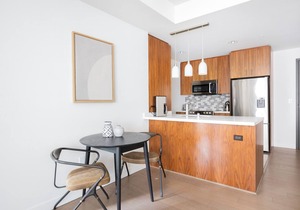 Sleek Downtown 1BR w/Gym, Doorman, Metro Center, by Blueground (LAX371)