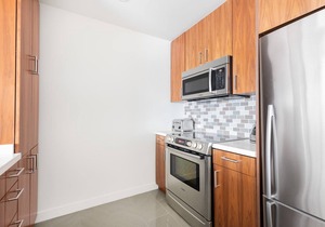 Sleek Downtown 1BR w/Gym, Doorman, Metro Center, by Blueground (LAX371)