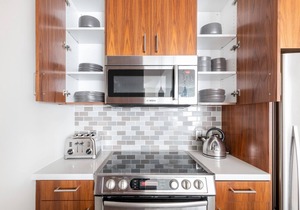 Sleek Downtown 1BR w/Gym, Doorman, Metro Center, by Blueground (LAX371)