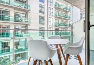 Sleek Downtown 1BR w/Pool, Gym & W/D near Staples Center, by Blueground (LAX 542)