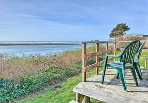 Smith River Vintage Cabin w/Oceanfront Deck+Views!