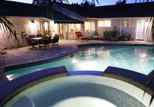 Snazzy 6 Bedroom 3 bath pool home 1/2 mile walk to Disney