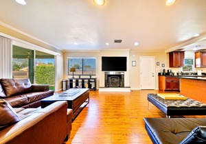 Spacious home with a private hot tub & enclosed yard - just minutes from Disney