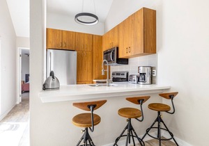 Spacious Redondo Beach 2BR Loft w/Pool, Gym, steps to Beach, by Blueground