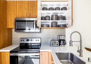 Spacious Redondo Beach 2BR Loft w/Pool, Gym, steps to Beach, by Blueground