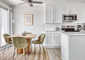 Stunning Hollywood 1BR w/Pool, walk to metro, restaurants, by Blueground