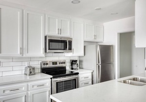 Stunning Hollywood 1BR w/Pool, walk to metro, restaurants, by Blueground