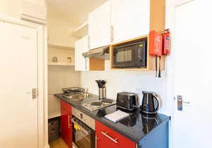 Stylish 1 Bed Studio Flat next to Queen's Park on Claremont Road