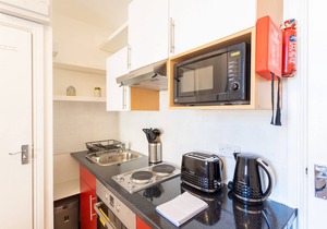 Stylish 1 Bed Studio Flat next to Queen's Park on Claremont Road