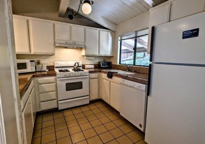 Stylish 2 BR, 1.5 BA Townhouse at the base of Snow Summit!