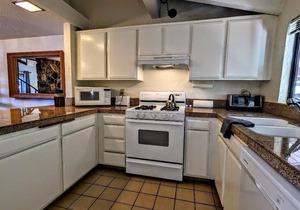 Stylish 2 BR, 1.5 BA Townhouse at the base of Snow Summit!