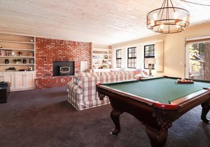 Sublime For-Rest by Destination Big Bear : High End Neighborhood! Hot Tub! Gourmet Kitchen! Master Suite! Pool Table!