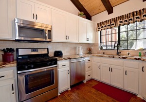 Sublime For-Rest by Destination Big Bear : High End Neighborhood! Hot Tub! Gourmet Kitchen! Master Suite! Pool Table!