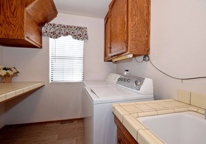 Sublime For-Rest by Destination Big Bear : High End Neighborhood! Hot Tub! Gourmet Kitchen! Master Suite! Pool Table!