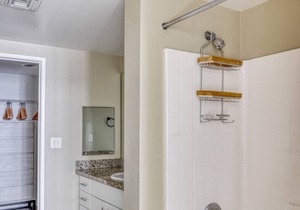 Sunny Downtown 1BR w/ Pool, W/D & Gym, near Broad Museum, by Blueground