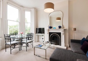 The Bright Airlie Gardens Apartment