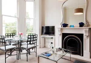 The Bright Airlie Gardens Apartment